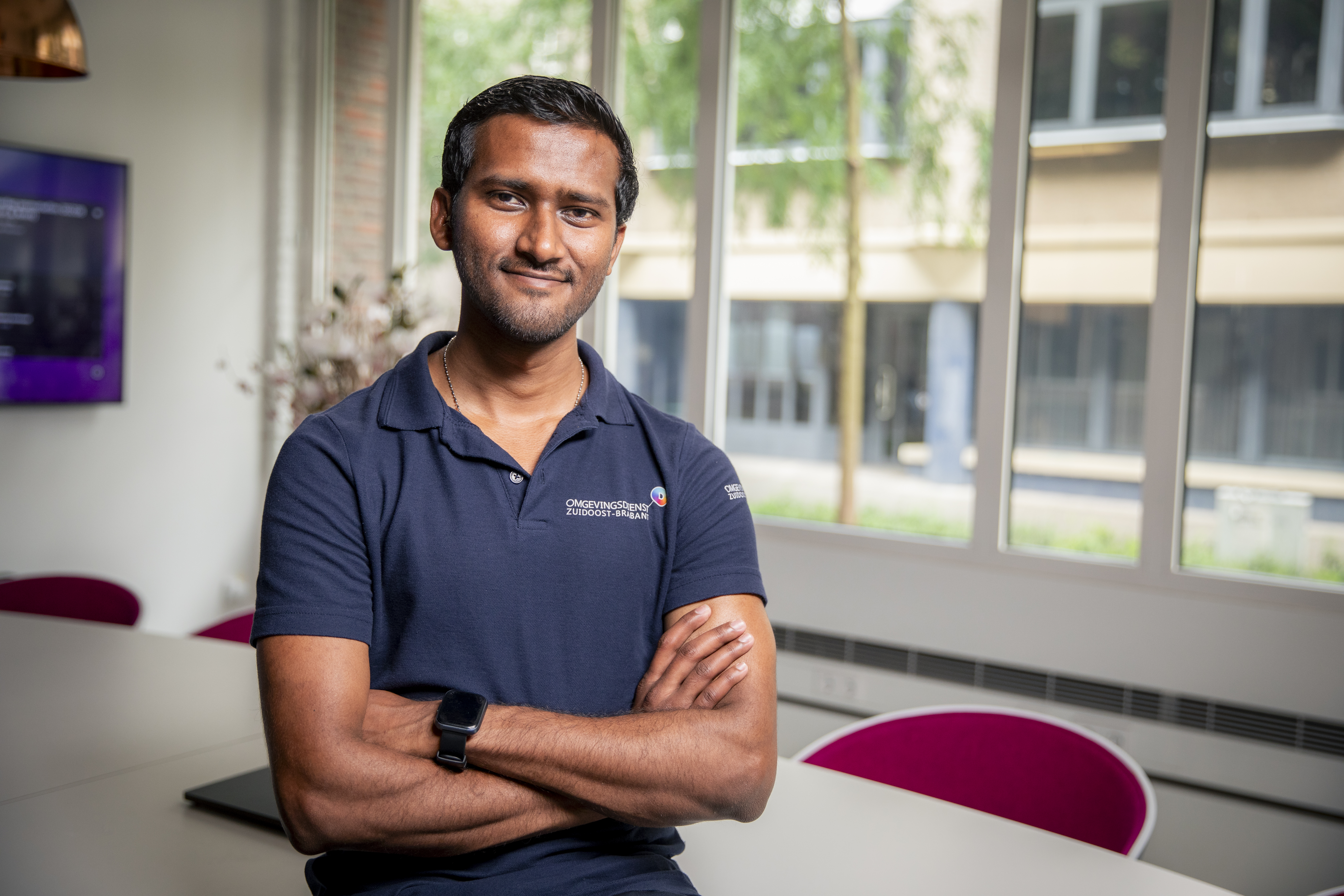 Amrit, toezichthouder industrieel bij ODZOB op kantoor