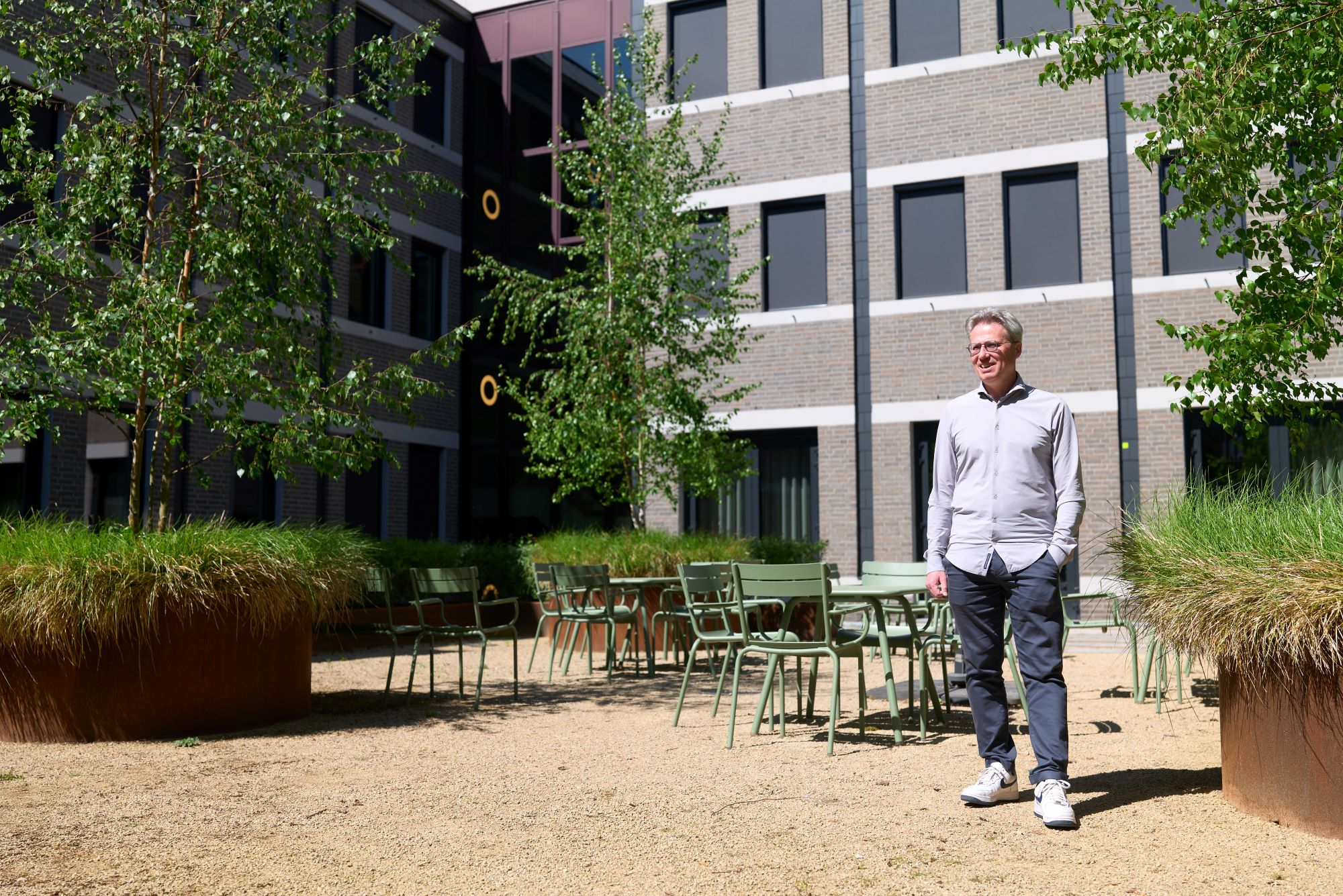 Marc Weekers voor het gemeentehuis in Deurne.