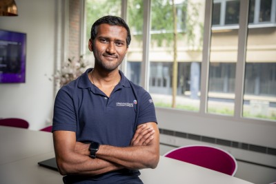 Amrit, toezichthouder industrieel bij ODZOB op kantoor