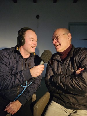 Foto opname podcast Wouter Kreike met microfoon en een inwoner van Heeze-Leende.JPG