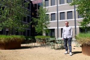 Marc Weekers voor het gemeentehuis in Deurne.