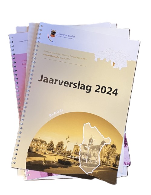Foto van stapel Jaarverslagen met gemeente Bladel bovenop