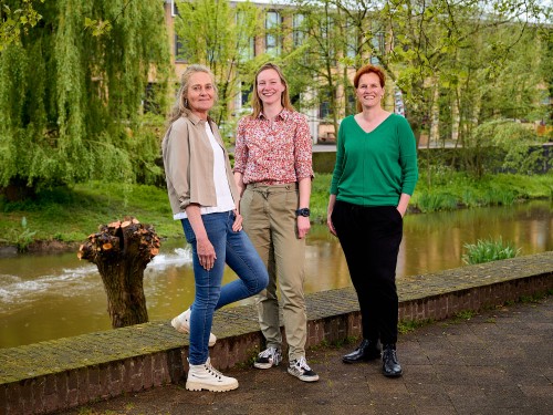 3 leden van het team Natuur in een natuurlijke omgeving bij het water