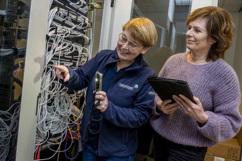Ank Hermens en Ellis Vermeulen tijdens een controle