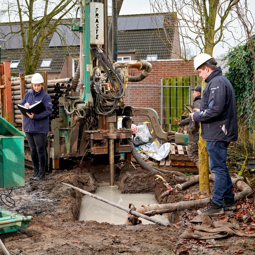 Twee toezichthouders grondwater aan het werk