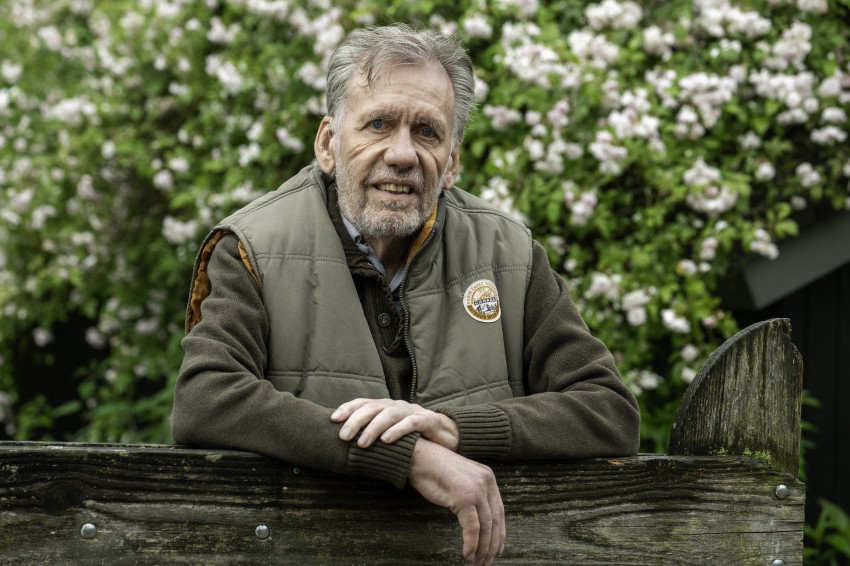 Jean-Paul Close, AiREAS, in groene omgeving hangend over hek