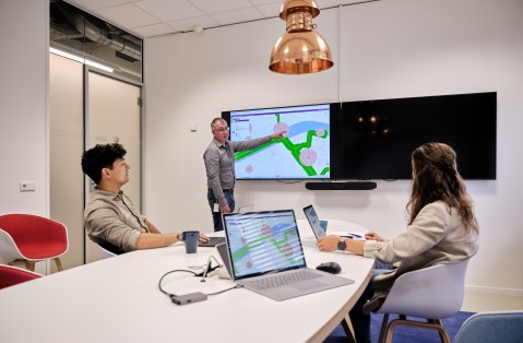 Overleg in een kantoor bij Omgevingsdienst