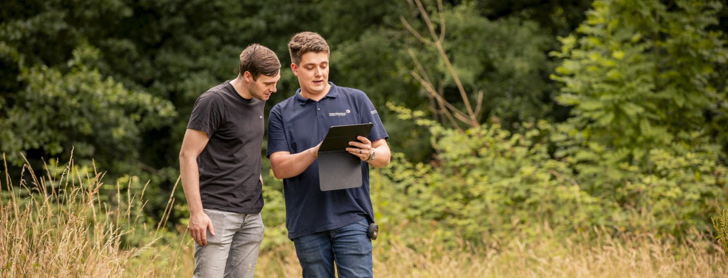 Youri als toezichthouder aan het werk buiten met een ondernemer