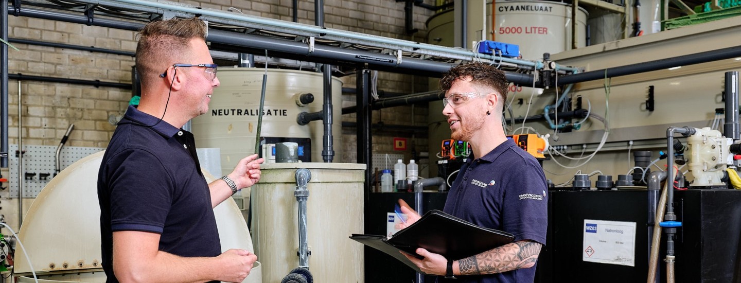 Een toezichthouder industrieel tijdens een controle bij een bedrijf.