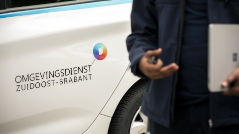 Omgevingsdienst auto met toezichthouder 