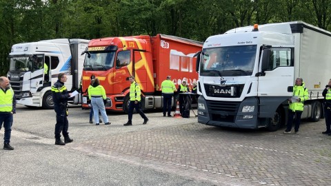 Transportcontrole naast de A67 ter hoogte van Geldrop