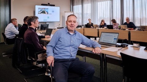 Sieb Wedzinga aan tafel bij GPO-overleg in provinciehuis