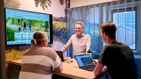 Marc Weekers van gemeente Deurne aan tafel in overleg