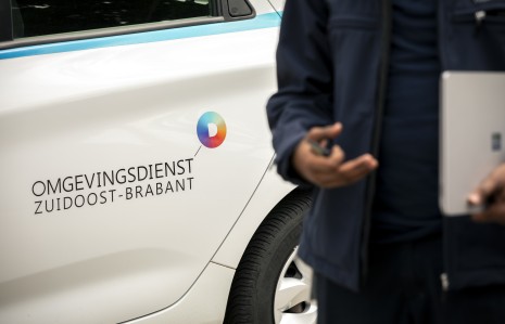 Omgevingsdienst auto met toezichthouder
