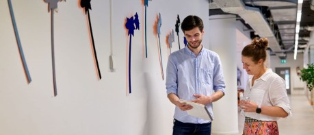 medewerkers in overleg 