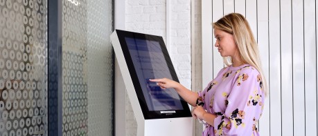 receptiezuil entree met medewerker 